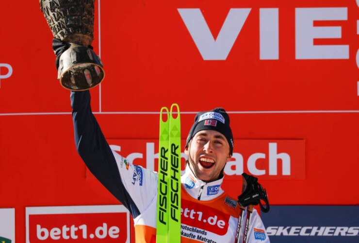 Jarl Magnus Riiber (NOR) gewinnt den Schwarzwaldpokal.