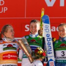 Ida Marie Hagen (NOR) in Gelb, Mari Leinan Lund (NOR) als erste Siegerin des neuen Schwarzwaldpokals, und Nathalie Armbruster (GER) mit ihrem ersten Podestplatz der Saison. (l-r)
