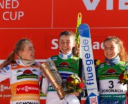 Ida Marie Hagen (NOR) in Gelb, Mari Leinan Lund (NOR) als erste Siegerin des neuen Schwarzwaldpokals, und Nathalie Armbruster (GER) mit ihrem ersten Podestplatz der Saison. (l-r)