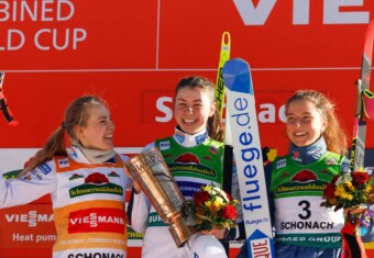 Ida Marie Hagen (NOR) in Gelb, Mari Leinan Lund (NOR) als erste Siegerin des neuen Schwarzwaldpokals, und Nathalie Armbruster (GER) mit ihrem ersten Podestplatz der Saison. (l-r)