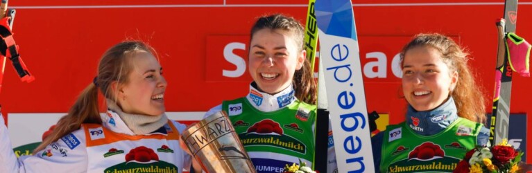 Ida Marie Hagen (NOR) in Gelb, Mari Leinan Lund (NOR) als erste Siegerin des neuen Schwarzwaldpokals, und Nathalie Armbruster (GER) mit ihrem ersten Podestplatz der Saison. (l-r)