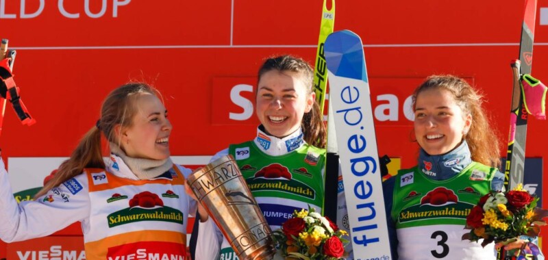 Ida Marie Hagen (NOR) in Gelb, Mari Leinan Lund (NOR) als erste Siegerin des neuen Schwarzwaldpokals, und Nathalie Armbruster (GER) mit ihrem ersten Podestplatz der Saison. (l-r)