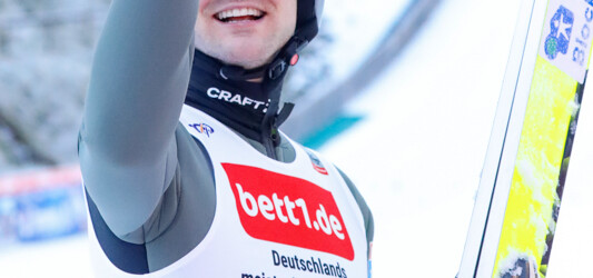 Joergen Graabak (NOR) verschaffte sich mit einem top Sprung eine gute Ausgangsposition.