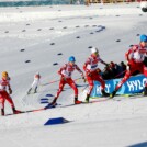 Österreichisches Teamwork gegen einen Norweger: Franz-Josef Rehrl (AUT), Jarl Magnus Riiber (NOR), Stefan Rettenegger (AUT), Johannes Lamparter (AUT) Stefan Rettenegger (AUT)