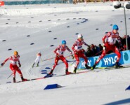 Österreichisches Teamwork gegen einen Norweger: Franz-Josef Rehrl (AUT), Jarl Magnus Riiber (NOR), Stefan Rettenegger (AUT), Johannes Lamparter (AUT) Stefan Rettenegger (AUT)