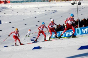 Österreichisches Teamwork gegen einen Norweger: Franz-Josef Rehrl (AUT), Jarl Magnus Riiber (NOR), Stefan Rettenegger (AUT), Johannes Lamparter (AUT) Stefan Rettenegger (AUT)
