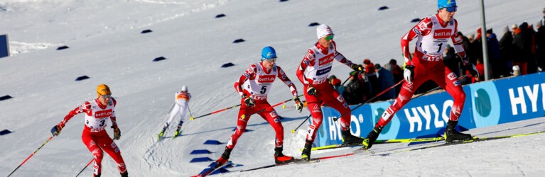Österreichisches Teamwork gegen einen Norweger: Franz-Josef Rehrl (AUT), Jarl Magnus Riiber (NOR), Stefan Rettenegger (AUT), Johannes Lamparter (AUT) Stefan Rettenegger (AUT)