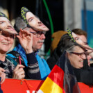 Masken im Rießle-Look bei den Fans