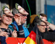 Masken im Rießle-Look bei den Fans
