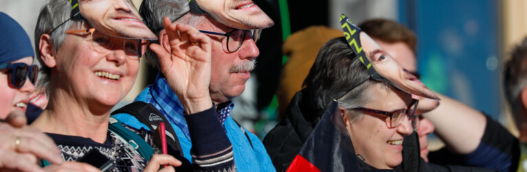 Masken im Rießle-Look bei den Fans