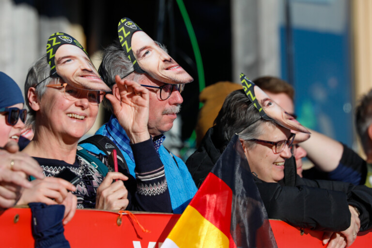 Masken im Rießle-Look bei den Fans
