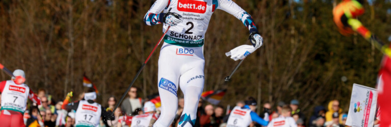 Joergen Graabak (NOR) wird es zu warm, er entledigt sich seiner Mütze.