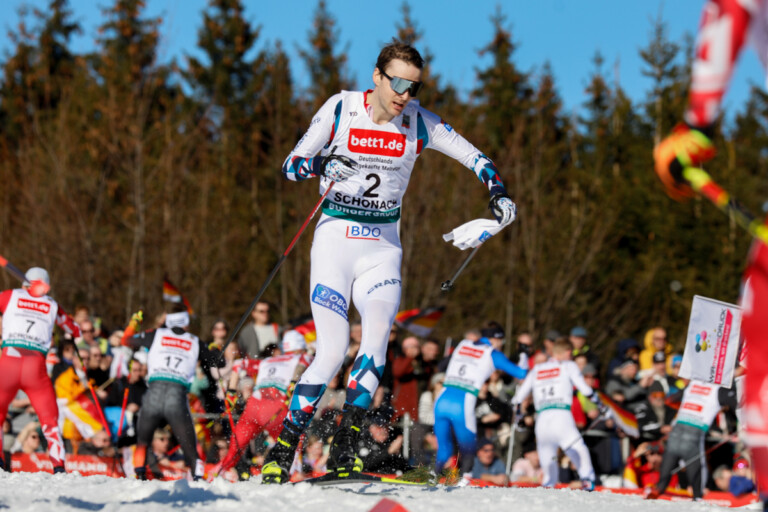 Joergen Graabak (NOR) wird es zu warm, er entledigt sich seiner Mütze.