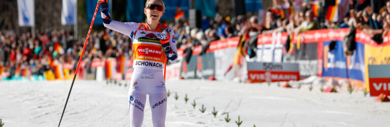Ida Marie Hagen (NOR) feiert ihren dritten Weltcupsieg.