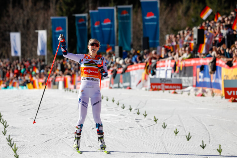 Ida Marie Hagen (NOR) feiert ihren dritten Weltcupsieg.