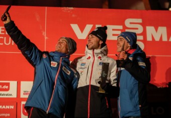 Sieger-Selfie: Johannes Lamparter (AUT), Jarl Magnus Riiber (NOR), Stefan Rettenegger (AUT) (l-r)