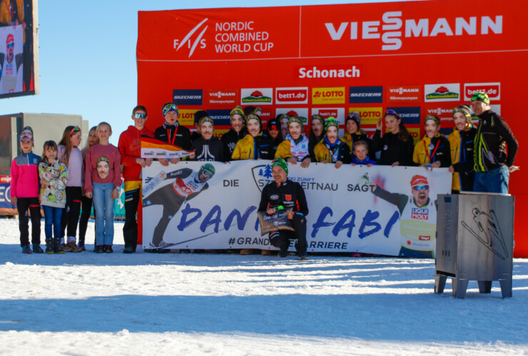 Der Nachwuchs der Skizunft Breitnau verabschiedet Fabian Riessle (GER).