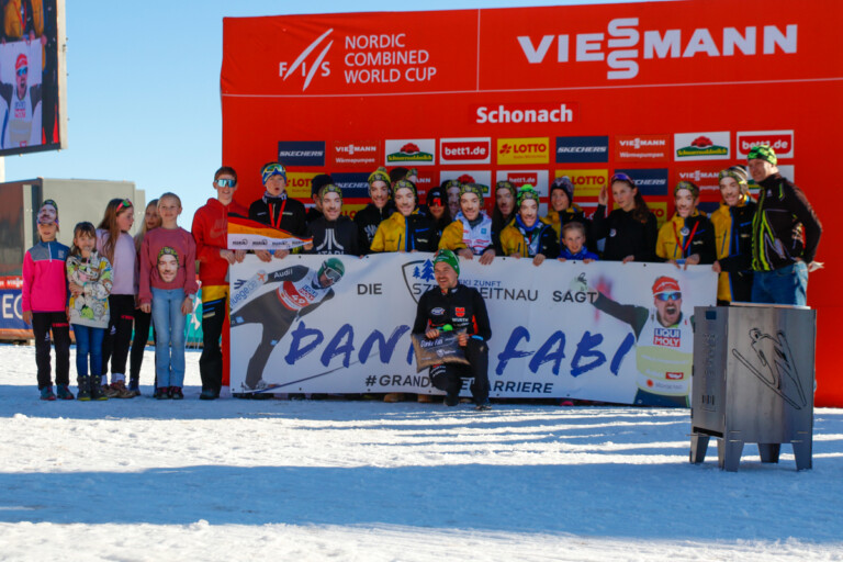 Der Nachwuchs der Skizunft Breitnau verabschiedet Fabian Riessle (GER).