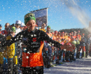 Mit Spalier und Sektdusche verlässt Fabian Rießle (GER) die große Bühne des Sports.