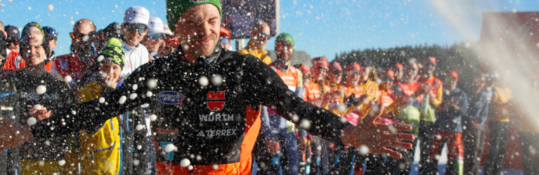 Mit Spalier und Sektdusche verlässt Fabian Rießle (GER) die große Bühne des Sports.