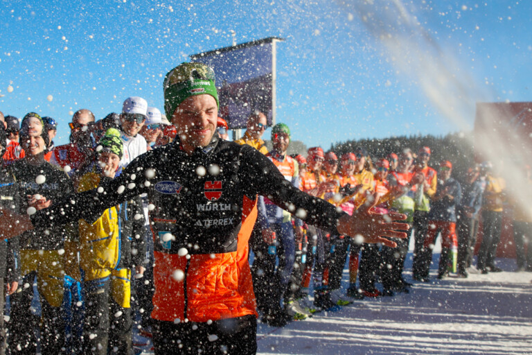 Mit Spalier und Sektdusche verlässt Fabian Rießle (GER) die große Bühne des Sports.