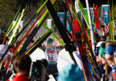 Fabian Rießle (GER) wird im Ziel von seinen Kollegen und Familie empfangen.