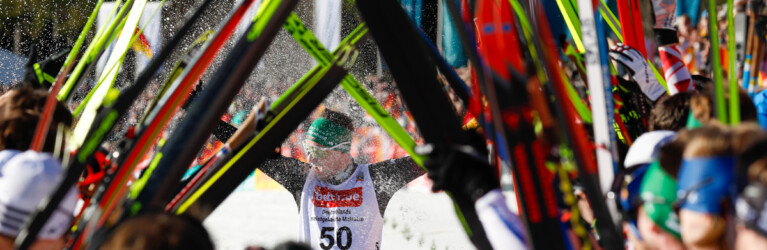 Fabian Rießle (GER) wird im Ziel von seinen Kollegen und Familie empfangen.