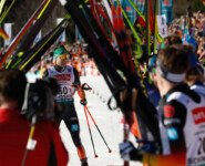 Fabian Rießle (GER) wird im Ziel von seinen Kollegen und Familie empfangen.