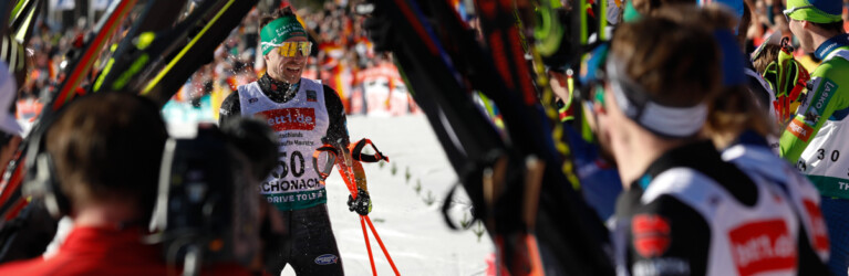 Fabian Rießle (GER) wird im Ziel von seinen Kollegen und Familie empfangen.