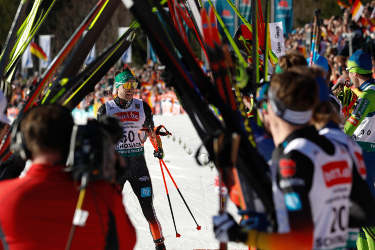 Fabian Rießle (GER) wird im Ziel von seinen Kollegen und Familie empfangen.