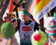 Fabian Rießle (GER) wird im Ziel von seinen Kollegen und Familie empfangen.