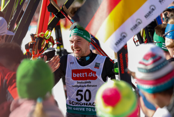 Fabian Rießle (GER) wird im Ziel von seinen Kollegen und Familie empfangen.
