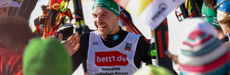 Fabian Rießle (GER) wird im Ziel von seinen Kollegen und Familie empfangen.