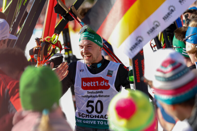 Fabian Rießle (GER) wird im Ziel von seinen Kollegen und Familie empfangen.