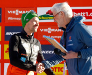 Fabian Riessle (GER) erhält von DSV-Präsident Franz Steinle das Ehrensportabzeichen in Gold.
