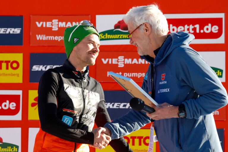 Fabian Riessle (GER) erhält von DSV-Präsident Franz Steinle das Ehrensportabzeichen in Gold.