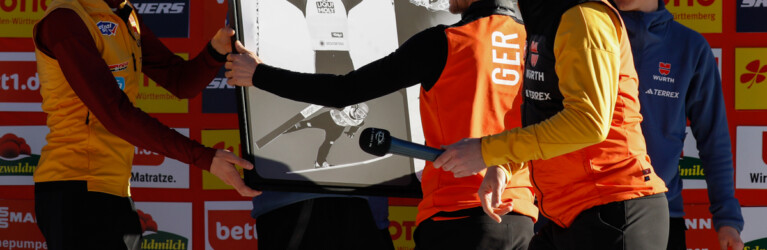 Die Teamkollegen überreichen Fabian Riessle (GER) eine Bildercollage zum Abschied.