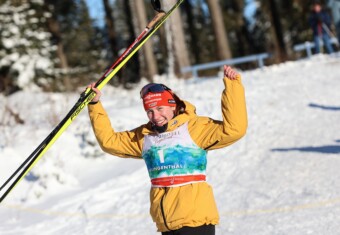 Jenny Nowak (GER) feiert beim COC in Klingenthal (GER) einen Tagessieg.