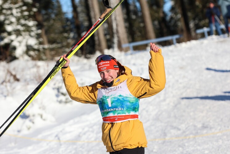 Jenny Nowak (GER) feiert beim COC in Klingenthal (GER) einen Tagessieg.