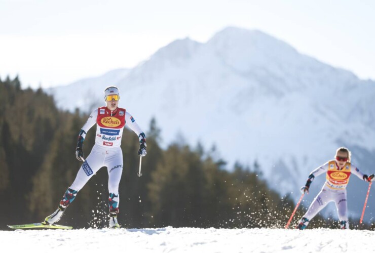 Gyda Westvold Hansen (NOR) wird von Ida Marie Hagen (NOR) eingeholt.