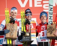 Das Podium des Tages: Joergen Graabak (NOR), Jarl Magnus Riiber (NOR), Stefan Rettenegger (AUT), (l-r)