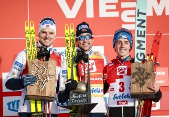 Das Podium des Tages: Joergen Graabak (NOR), Jarl Magnus Riiber (NOR), Stefan Rettenegger (AUT), (l-r)