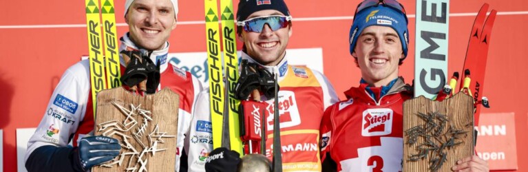Das Podium des Tages: Joergen Graabak (NOR), Jarl Magnus Riiber (NOR), Stefan Rettenegger (AUT), (l-r)