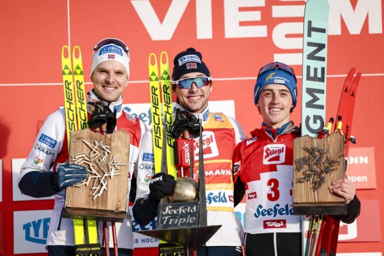 Das Podium des Tages: Joergen Graabak (NOR), Jarl Magnus Riiber (NOR), Stefan Rettenegger (AUT), (l-r)