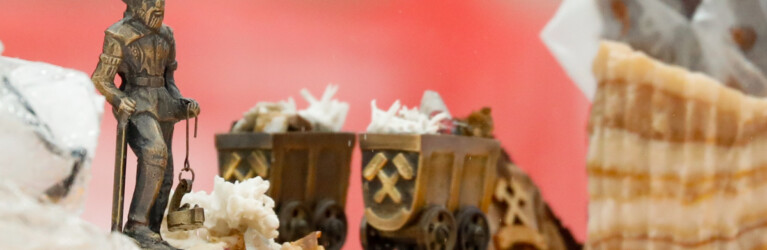 Ein Bergmann als Trophäe am Erzberg