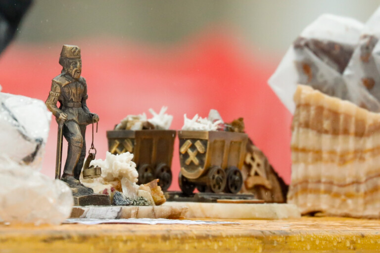 Ein Bergmann als Trophäe am Erzberg