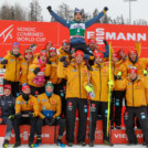 Freude über Platz drei beim deutschen Team: Pascal Mueller (SUI), Svenja Wuerth (GER), Jenny Nowak (GER), Julian Schmid (GER), Nathalie Armbruster (GER), Tim Kopp (GER), David Mach (GER), Coach Heinz Kuttin (AUT), Johannes Rydzek (GER), Maria Gerboth (GER), Coach Eric Frenzel (GER), Coach Florian Aichinger (GER)