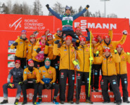 Freude über Platz drei beim deutschen Team: Pascal Mueller (SUI), Svenja Wuerth (GER), Jenny Nowak (GER), Julian Schmid (GER), Nathalie Armbruster (GER), Tim Kopp (GER), David Mach (GER), Coach Heinz Kuttin (AUT), Johannes Rydzek (GER), Maria Gerboth (GER), Coach Eric Frenzel (GER), Coach Florian Aichinger (GER)
