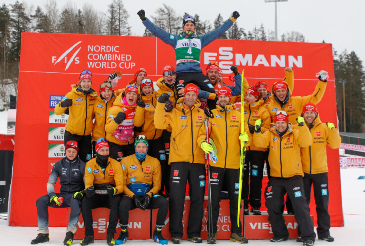 Freude über Platz drei beim deutschen Team: Pascal Mueller (SUI), Svenja Wuerth (GER), Jenny Nowak (GER), Julian Schmid (GER), Nathalie Armbruster (GER), Tim Kopp (GER), David Mach (GER), Coach Heinz Kuttin (AUT), Johannes Rydzek (GER), Maria Gerboth (GER), Coach Eric Frenzel (GER), Coach Florian Aichinger (GER)