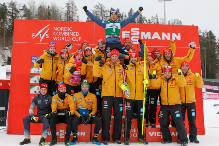 Freude über Platz drei beim deutschen Team: Pascal Mueller (SUI), Svenja Wuerth (GER), Jenny Nowak (GER), Julian Schmid (GER), Nathalie Armbruster (GER), Tim Kopp (GER), David Mach (GER), Coach Heinz Kuttin (AUT), Johannes Rydzek (GER), Maria Gerboth (GER), Coach Eric Frenzel (GER), Coach Florian Aichinger (GER)